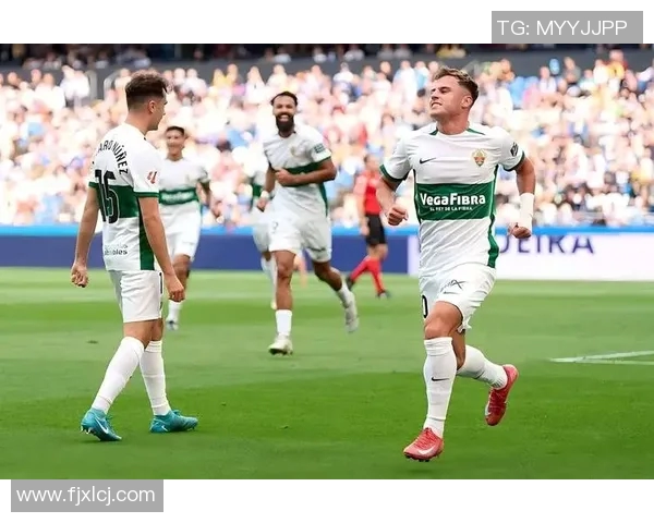 马丁内斯的传奇旅程：从球场新星到世界足球巨星的蜕变与荣耀